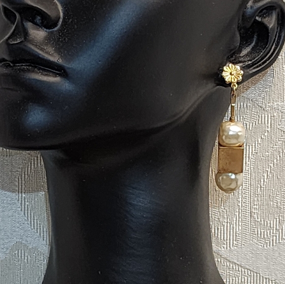 Vintage 70s Elegant Gold and Pearl Drop Earrings - Picture 1 of 8